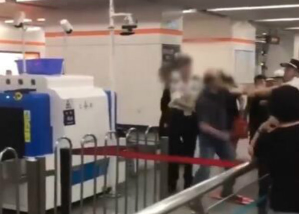 旅客拒絕安檢，與安檢員發(fā)生肢體沖突，致使安檢員停職