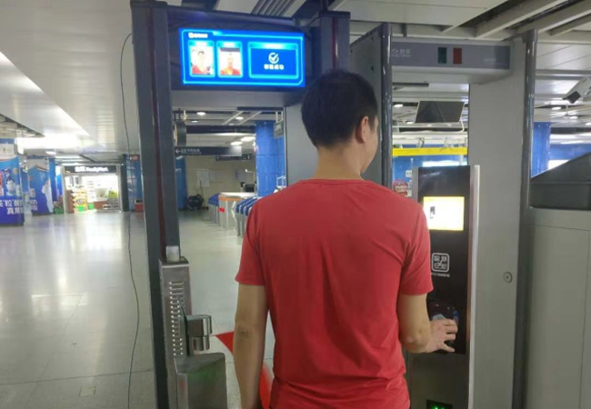 廣州地鐵試用安檢新技術(shù)，過安檢刷臉！