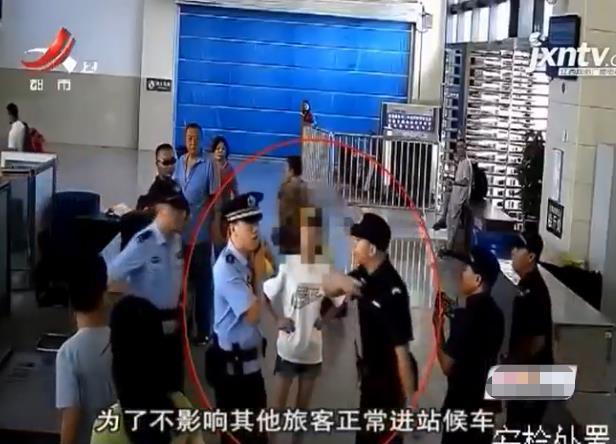 少女強(qiáng)行沖安檢被阻，稱舍不得朋友離開(kāi)：我和他就好到和親人一樣