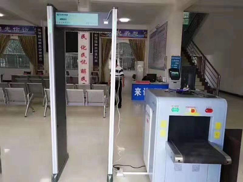 守門神安檢機安檢門等安檢設(shè)備在憑祥市群眾信訪服務(wù)中心安裝完成并投入使用