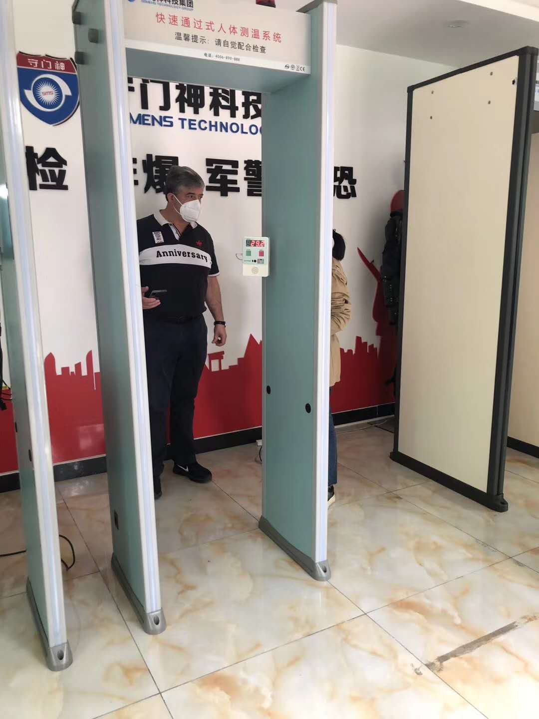 近日國(guó)外客戶(hù)扎堆前來(lái)守門(mén)神科技集團(tuán)考察測(cè)溫安檢設(shè)備